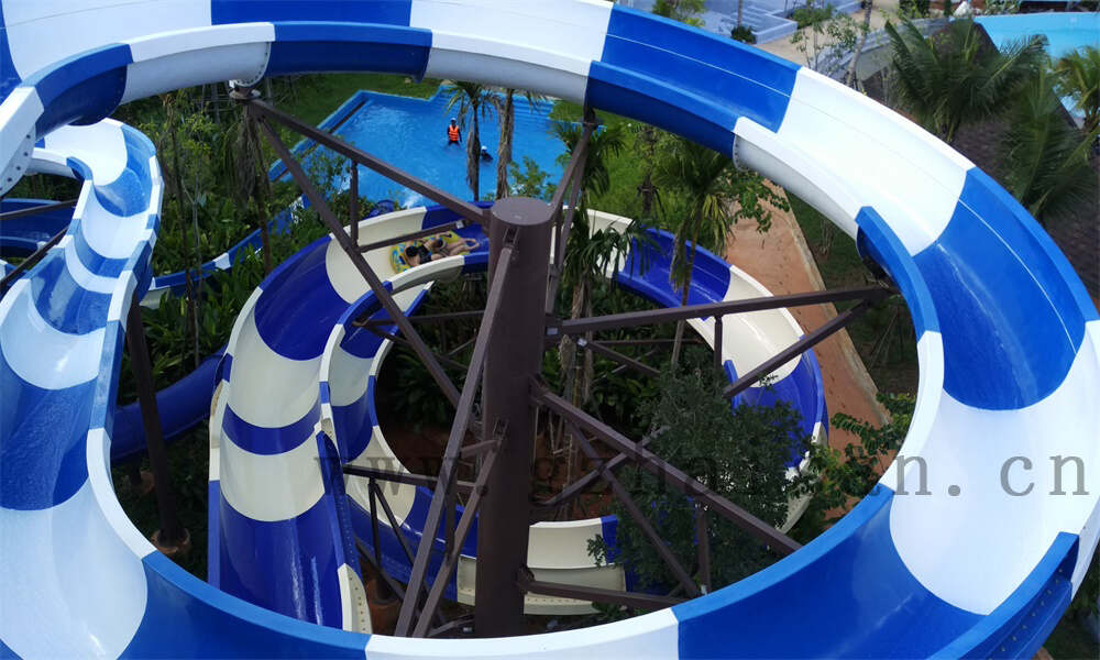 鳄鱼水滑梯探险记：欢乐刺激的水上冒险