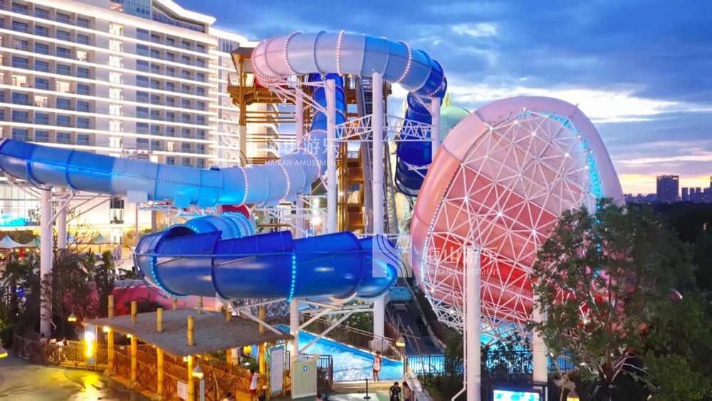 双重风暴，极致竞速——星际盘旋+巨浪翻滚组合引爆水乐园刺激体验