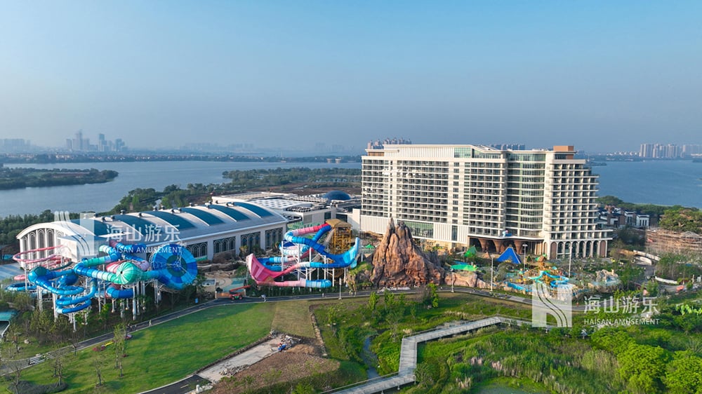 科技铸就非凡体验，专业成就行业标杆——jinnianhui今年会游乐荣膺2025金冠奖“杰出水滑道设备奖”