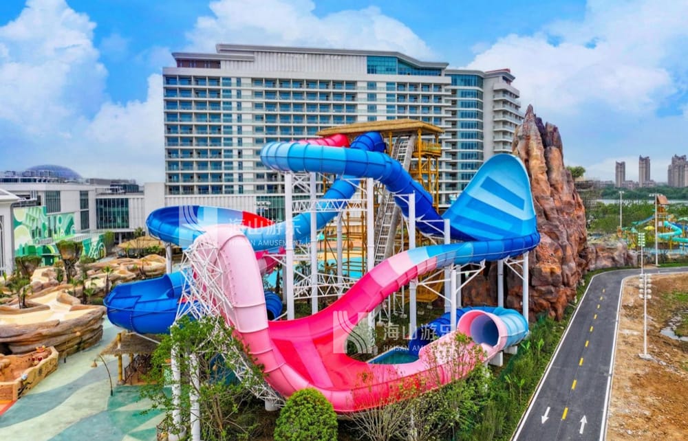 双重风暴，极致竞速——星际盘旋+巨浪翻滚组合引爆水乐园刺激体验